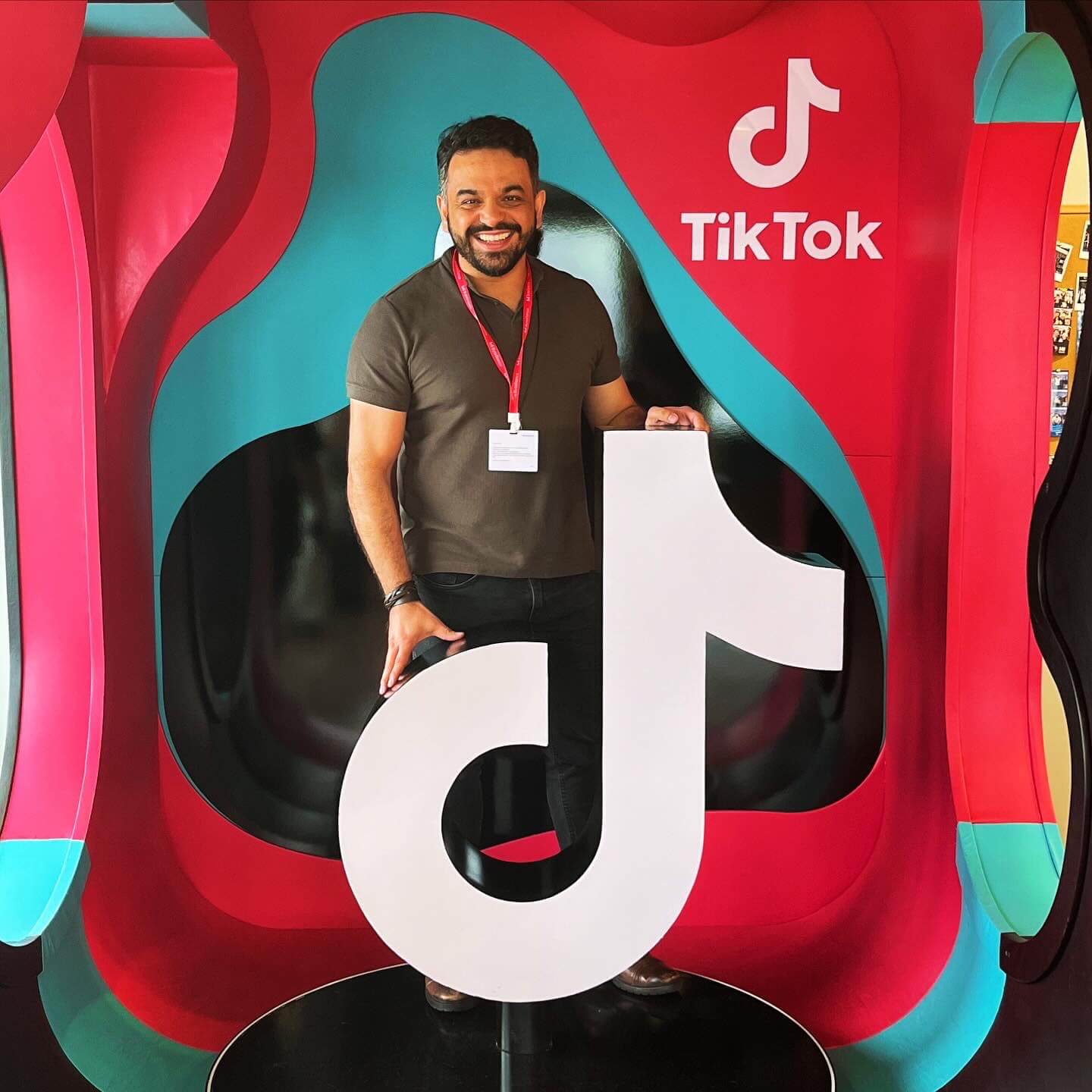 Douglas Oliveira mediando painel de especialistas